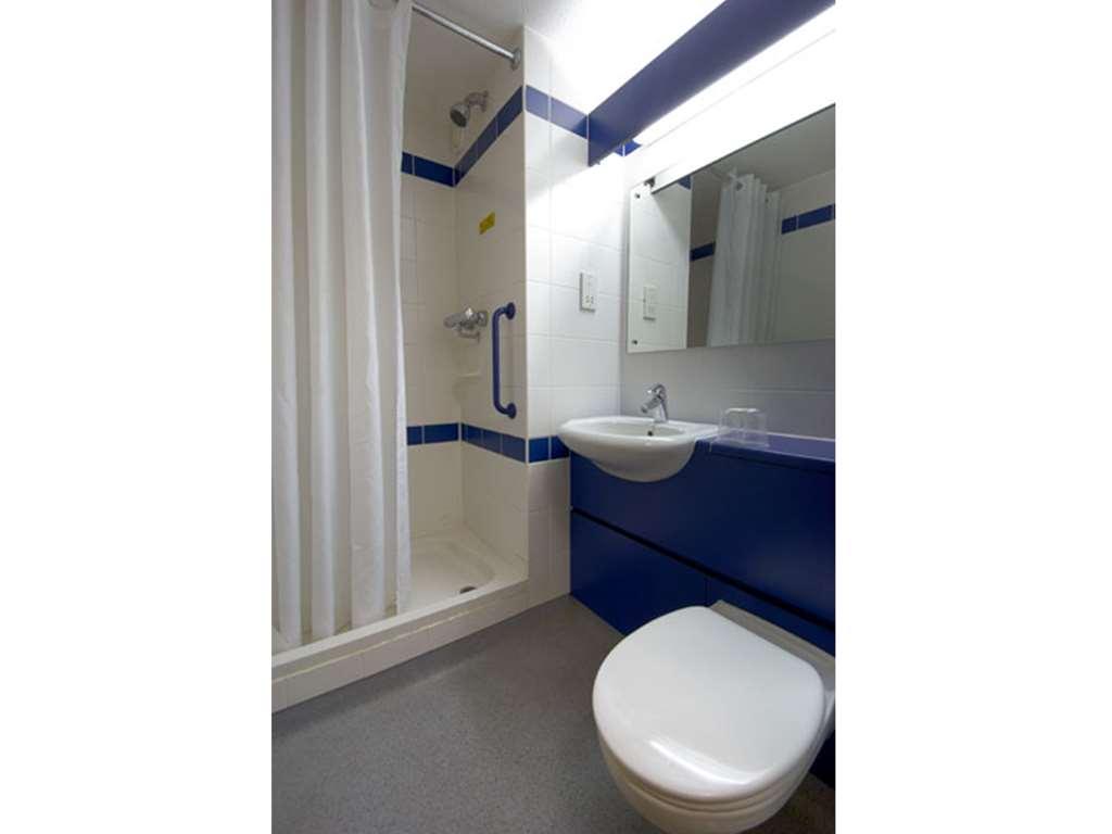 Travelodge Birmingham Саттон-Колдфилд Номер фото