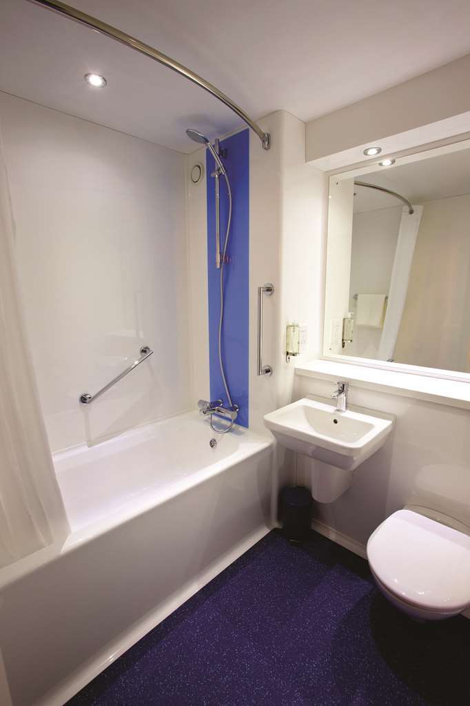 Travelodge Birmingham Саттон-Колдфилд Номер фото